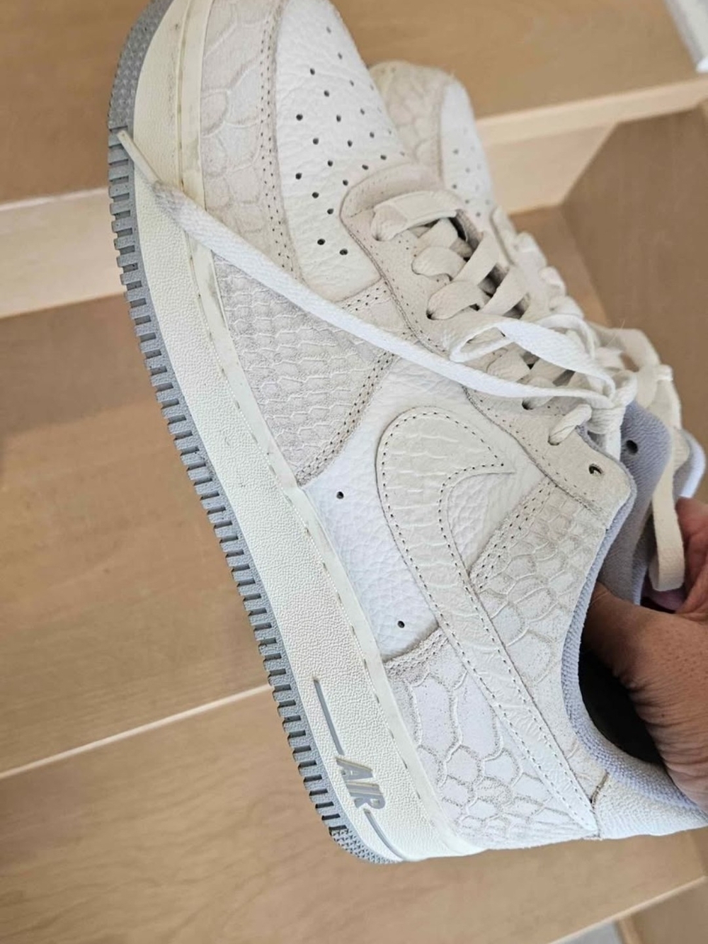 Women’s White Textured Low-Top Sneaker Womens Size 9